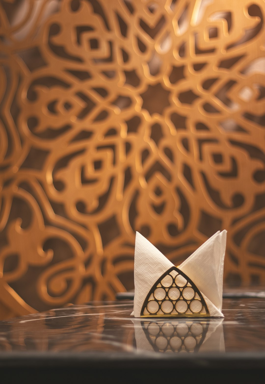 a-small-white-origami-piece-sitting-on-top-of-a-table-vjwcncsyfii